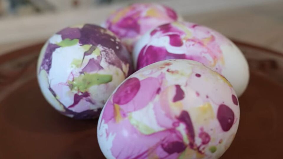 Работать нужно в перчатках, чтобы не испачкать руки