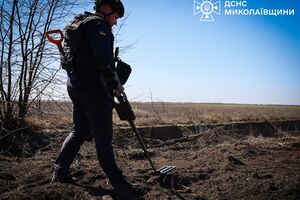 Міна спрацьовує під час наближення автомобіля