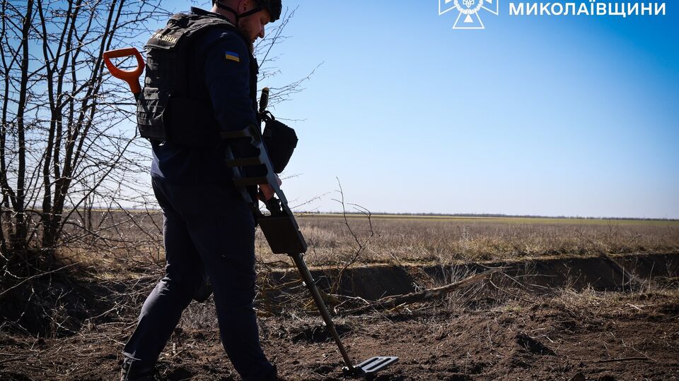 Міна спрацьовує під час наближення автомобіля