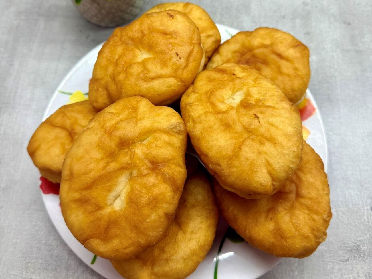 Обжарьте беляши на среднем огне в растительном масле сперва дырочкой вниз, затем переверните