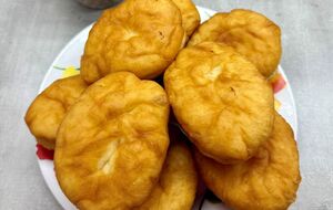 Обжарьте беляши на среднем огне в растительном масле сперва дырочкой вниз, затем переверните