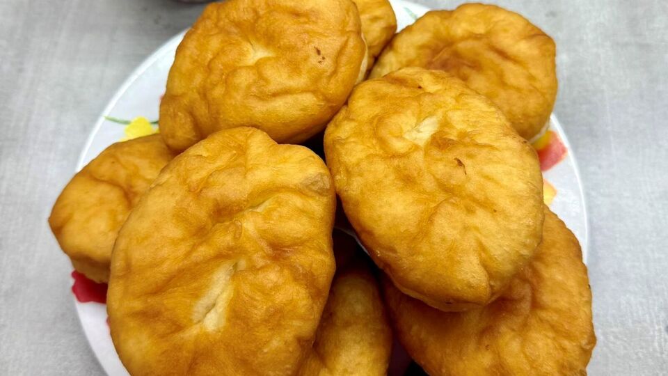 Обсмажте біляші на середньому вогні в олії спершу дірочкою вниз, потім переверніть