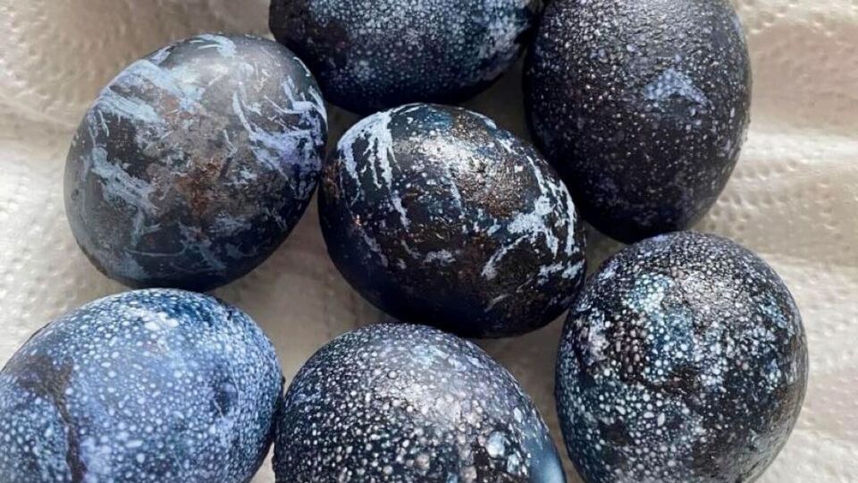 Натрите яйцо растительным маслом для блеска