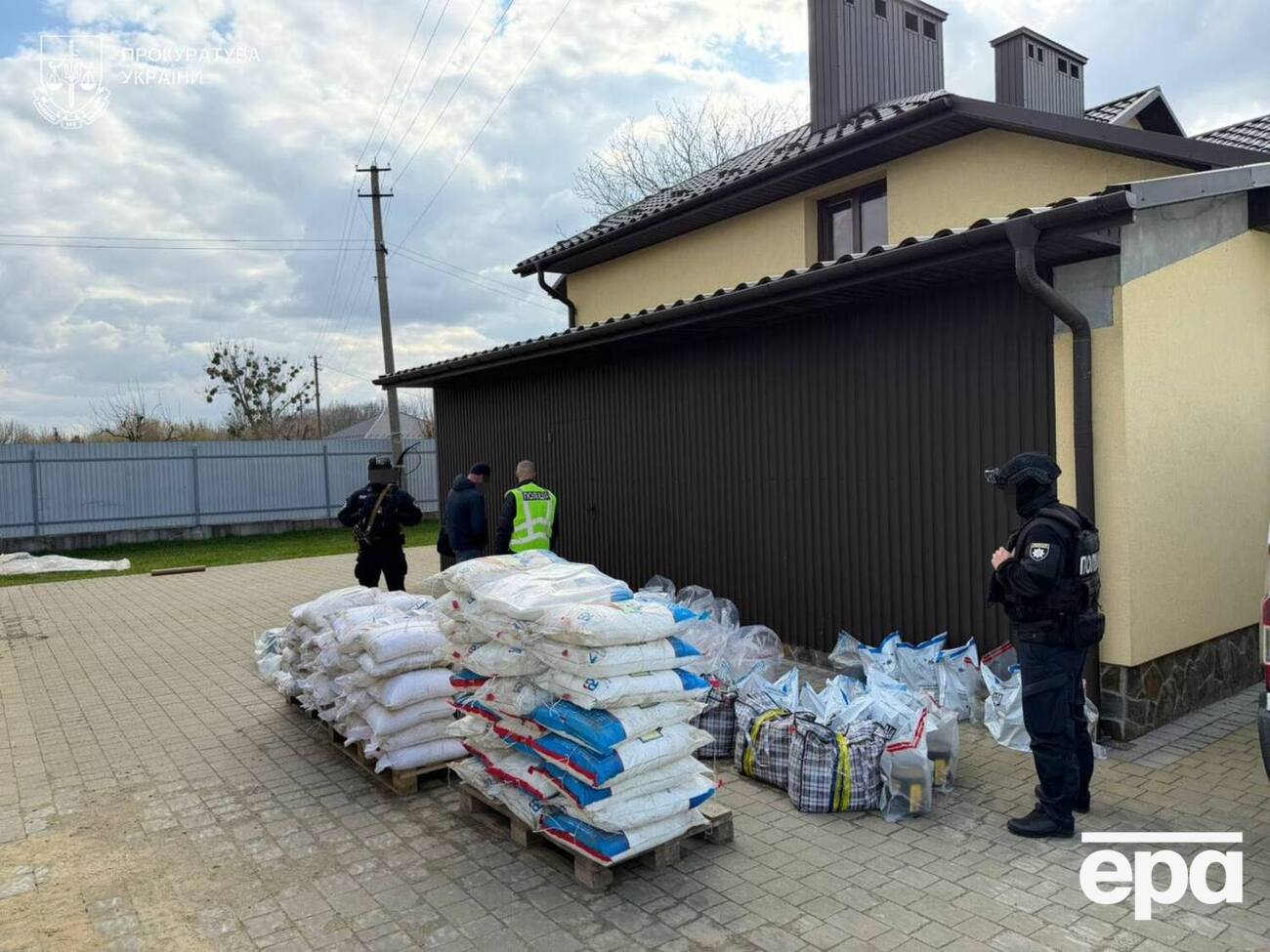 У межах кримінального провадження проведено 54 обшуки в семи регіонах України