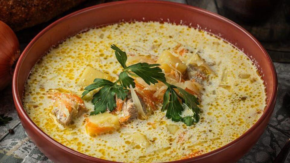 Борщ має насичену консистенцію