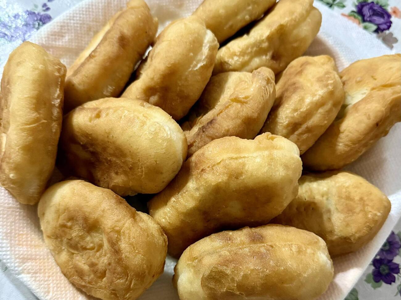 Обжарьте пирожки с двух сторон на сковороде с растительным маслом