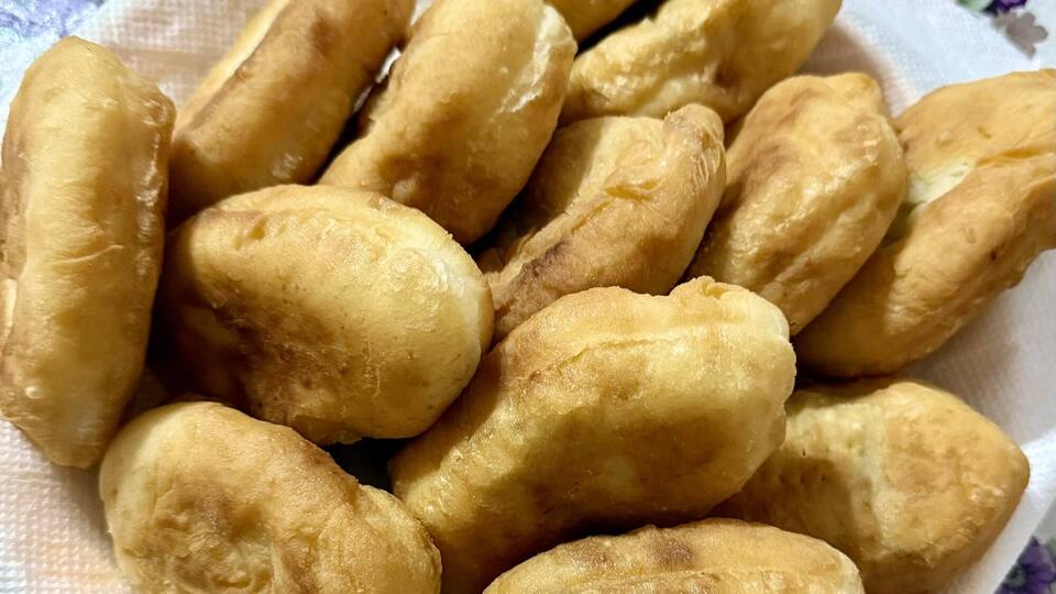 Обжарьте пирожки с двух сторон на сковороде с растительным маслом