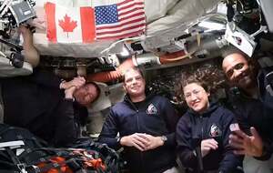 Астронавты миссии улетели от Земли дальше всех людей