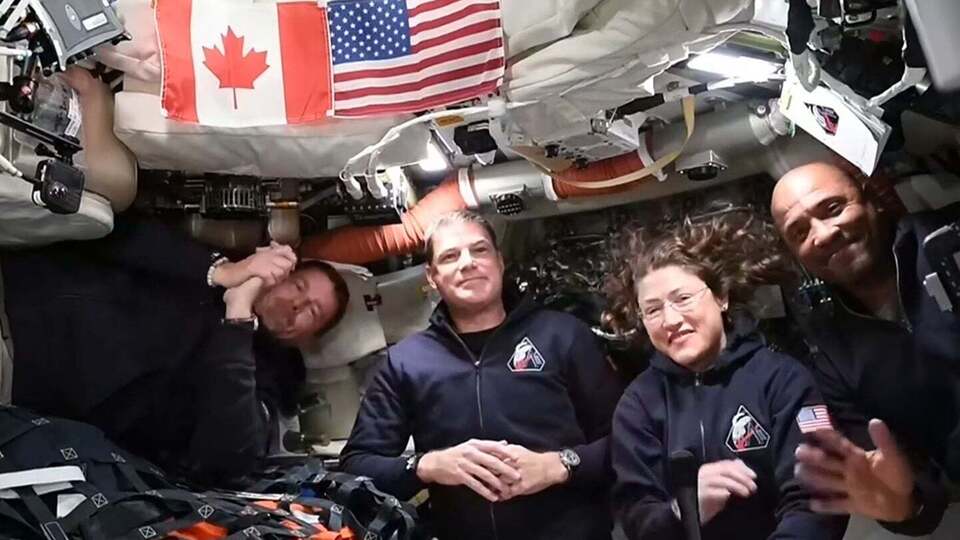 Астронавты миссии улетели от Земли дальше всех людей