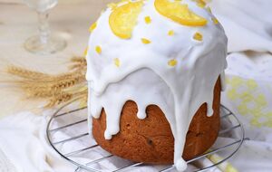 Випікайте паску в розігрітій духовці за 170 °C до готовності