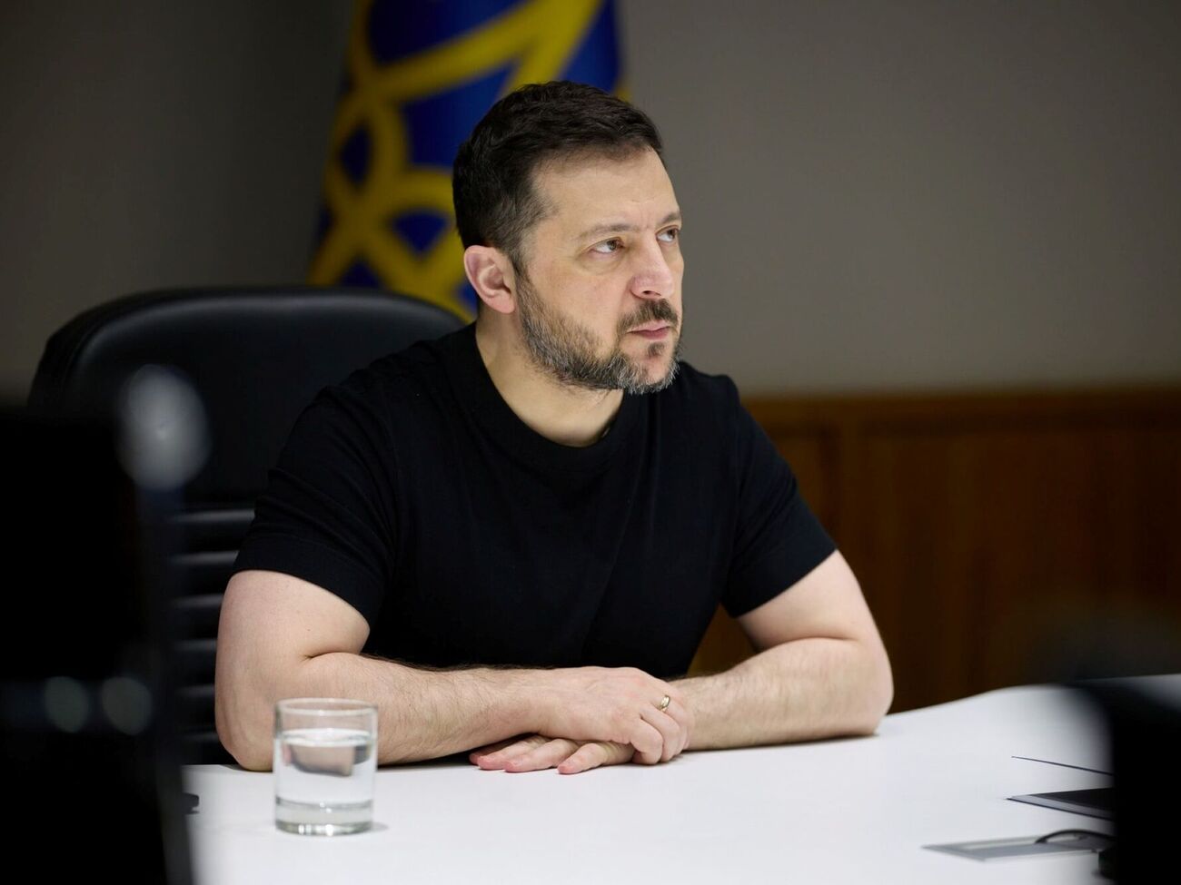 За словами Федишин, Зеленський без проблем підписав два прапори для благодійного аукціону