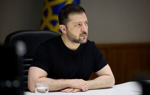 По словам Федишин, Зеленский без проблем подписал два флага для благотворительного аукциона