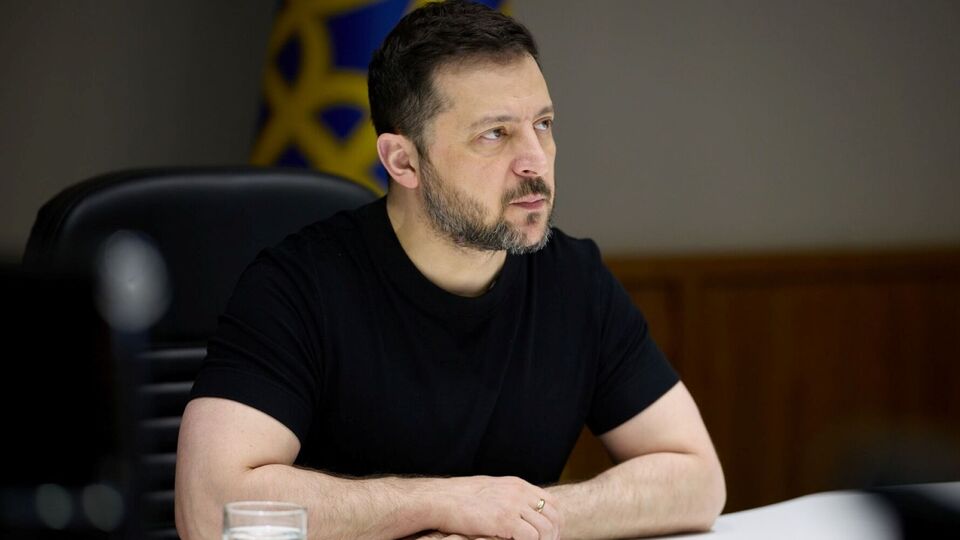 За словами Федишин, Зеленський без проблем підписав два прапори для благодійного аукціону