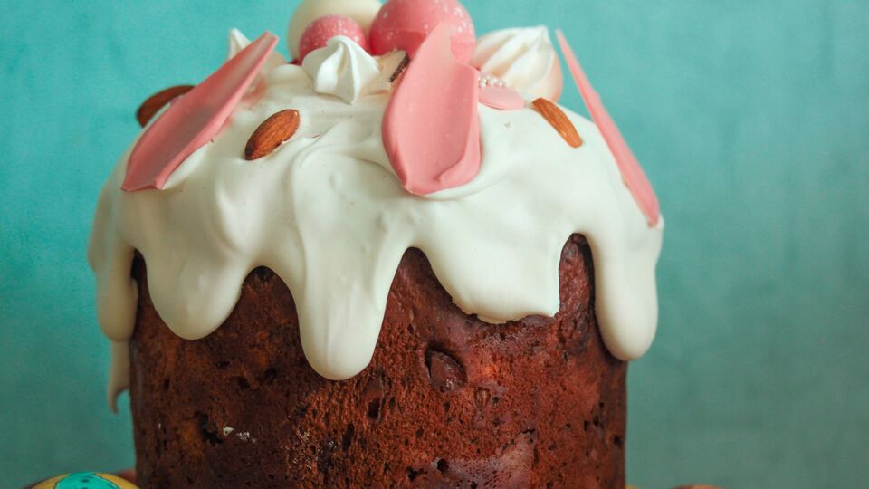 Глазурь наносят на паску, которая остыла