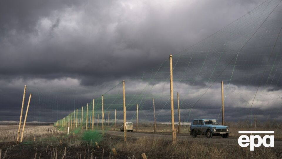 Роботи з антидронового захисту доріг у прифронтових громадах прискорять