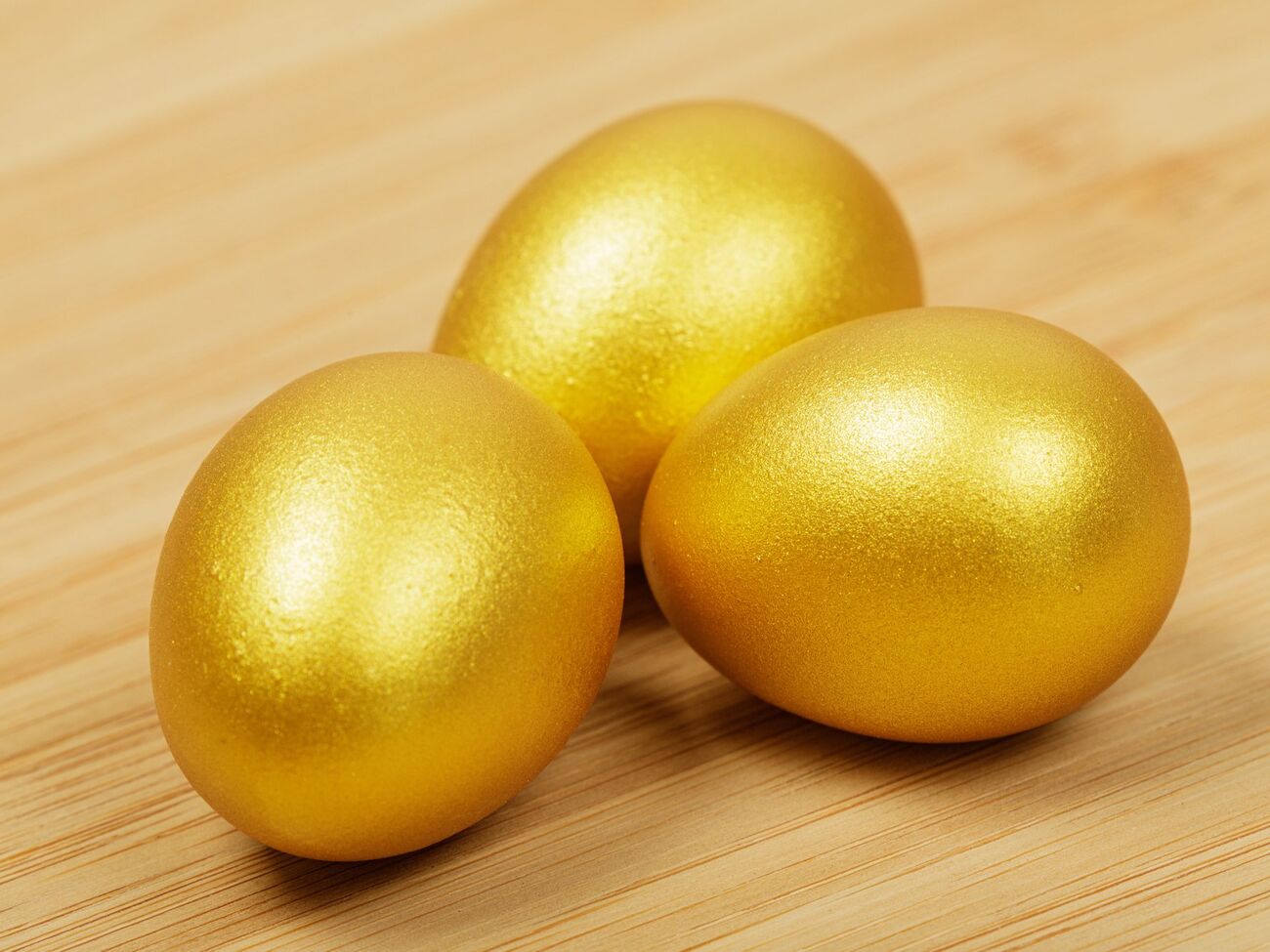 Яйця в золотий колір можна пофарбувати без хімічної фарби