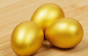 Яйця в золотий колір можна пофарбувати без хімічної фарби