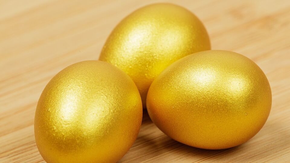 Яйца в золотой цвет можно выкрасить без химической краски