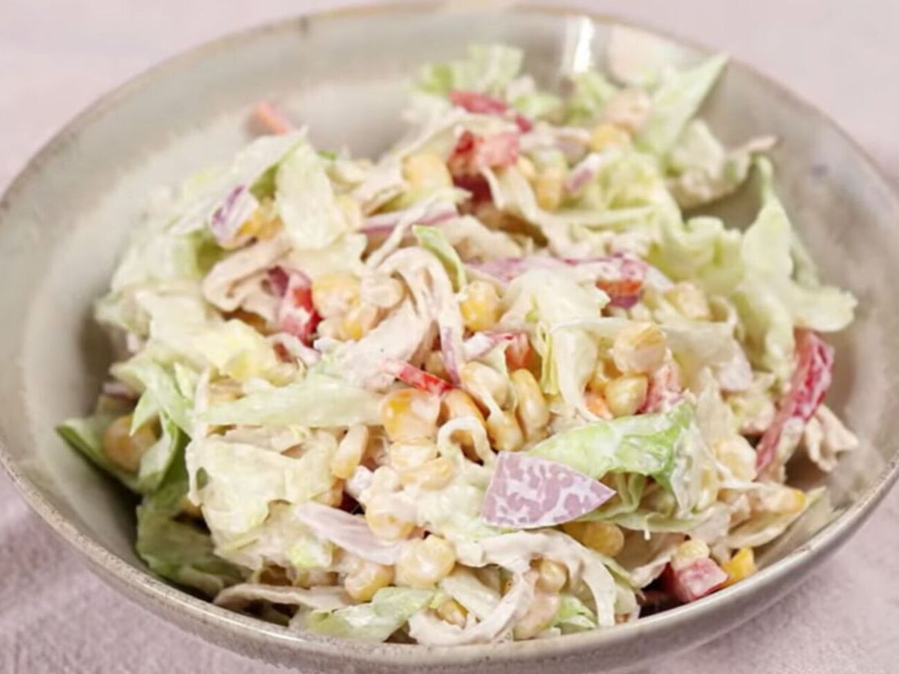 Для заправки знадобляться йогурт, гірчиця і трохи лимонного соку