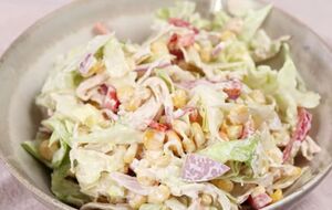 Для заправки знадобляться йогурт, гірчиця і трохи лимонного соку