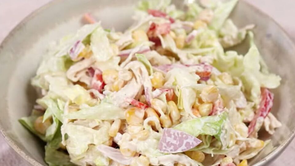 Для заправки понадобится йогурт, горчица и немного лимонного сока