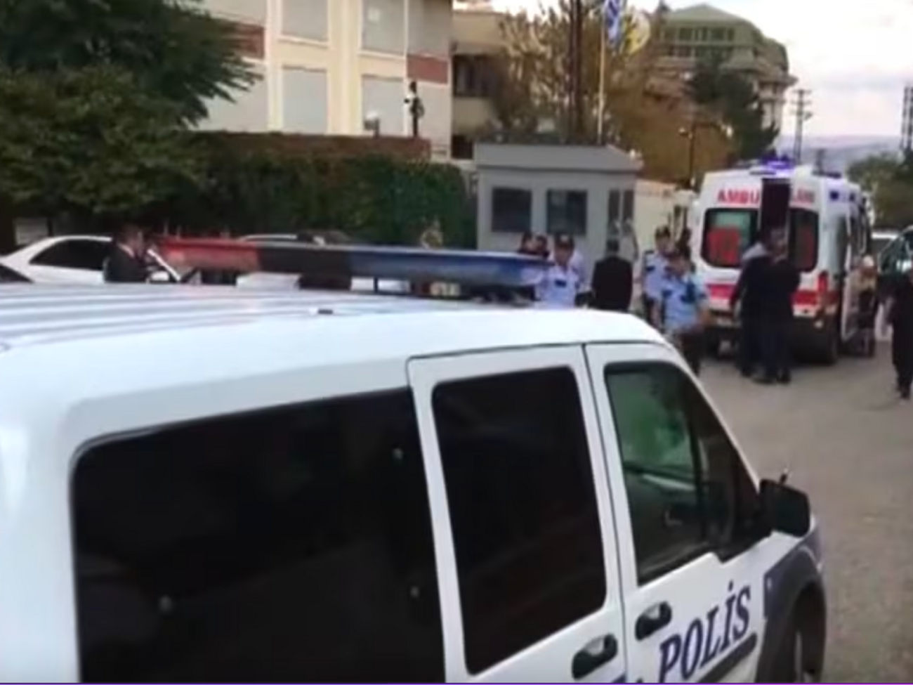 За даними ЗМІ, поранено двох поліцейських