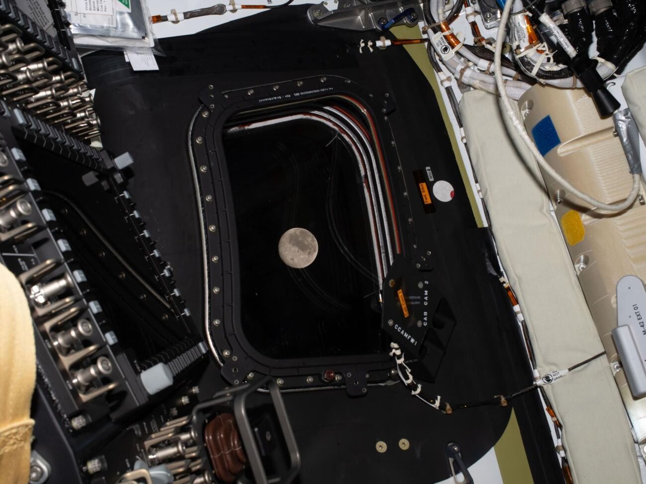 Місія Artemis II облетіла Місяць