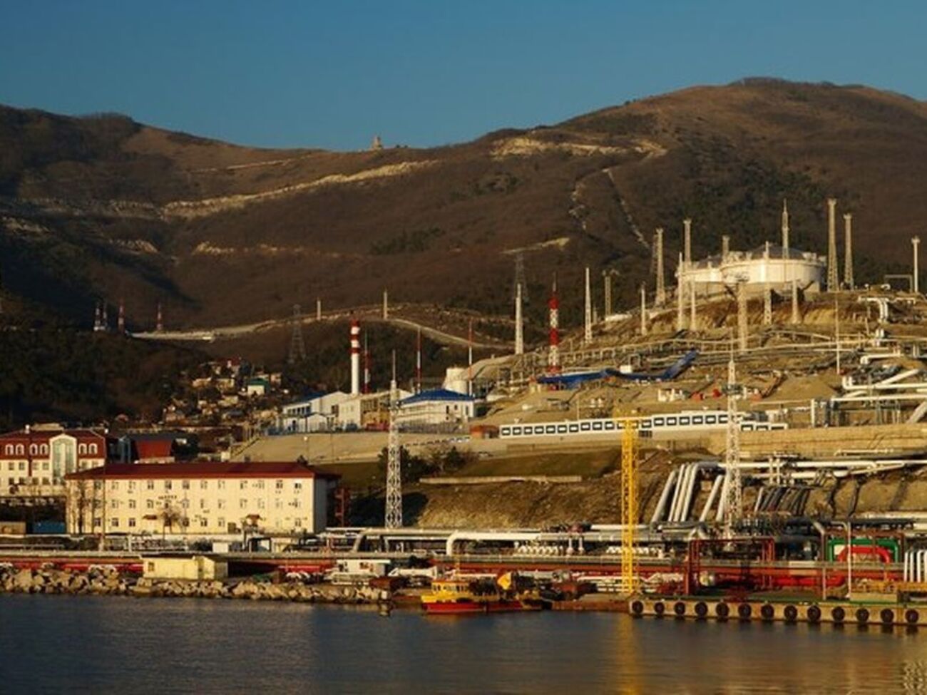 Дроны поразили нефтетерминал "Шесхарис" в Новороссийске