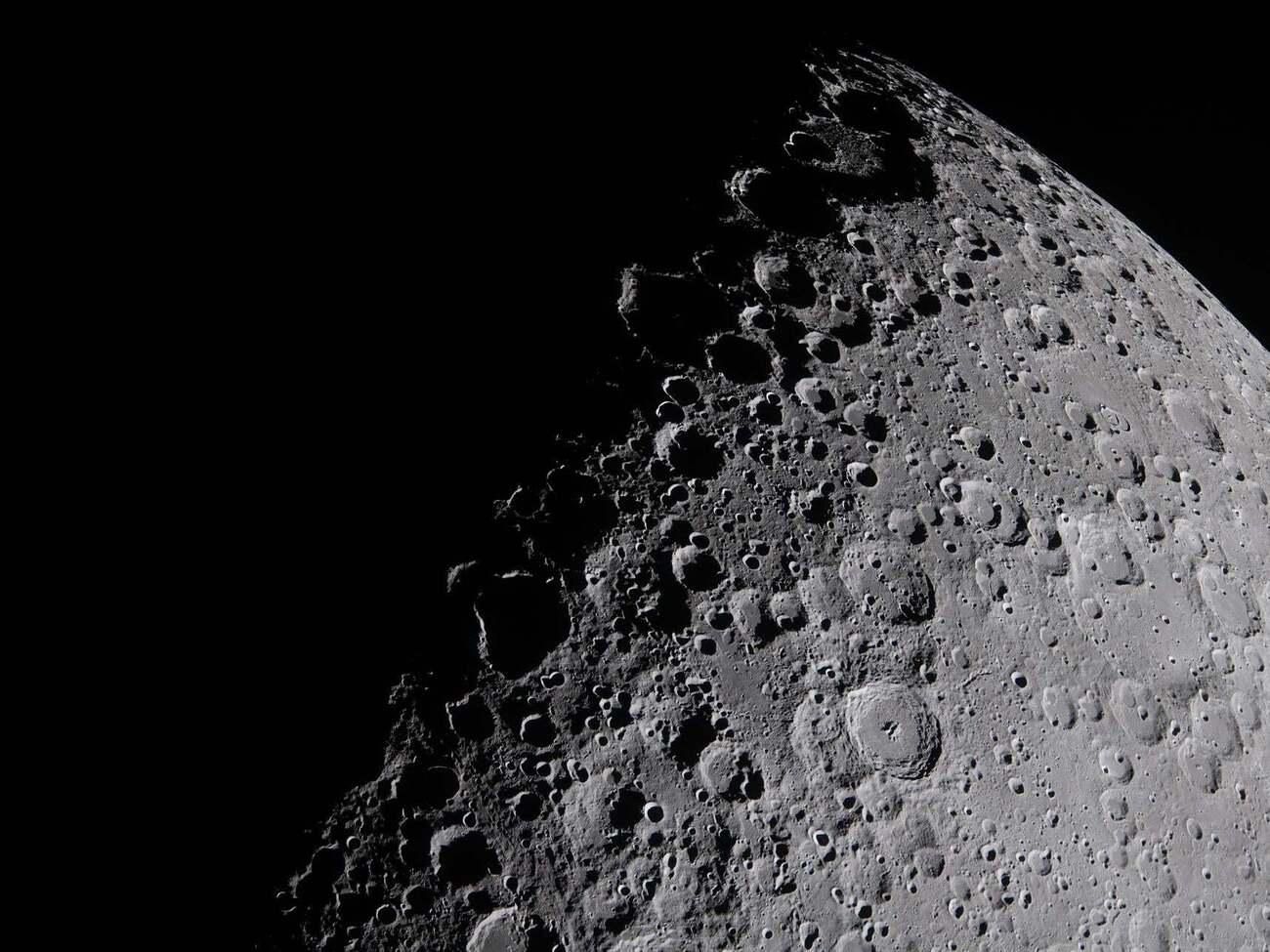 Космічна місія Artemis II завершила історичний семигодинний обліт Місяця