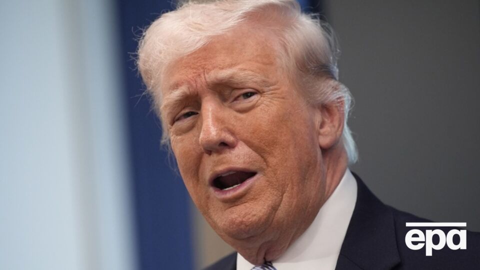 Демократы в Конгрессе США обсуждают различные варианты действий по устранению Трампа – от попыток принудительного голосования по импичменту до обращения в Кабинет с призывом применить 25-ю поправку