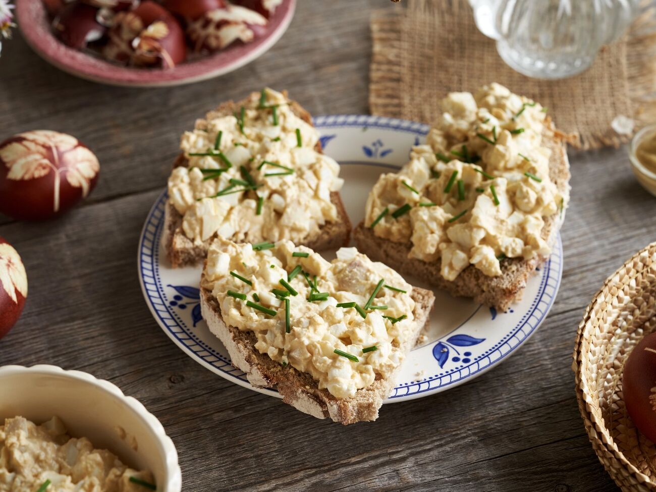 Намазку подают на бездрожжевом хлебе