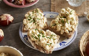 Намазку подают на бездрожжевом хлебе