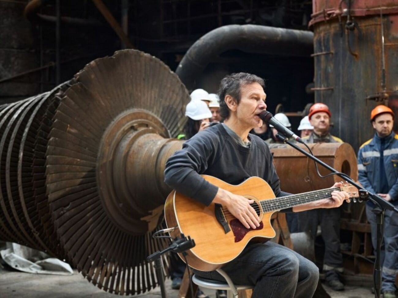 Вакарчук: Побывал на одном из пораженных российской ракетой энергоблоков станции, где словом и песней поддержал наших энергетиков