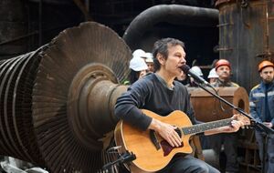 Вакарчук: Побував на одному з уражених російською ракетою енергоблоків станції, де словом і піснею підтримав наших енергетиків