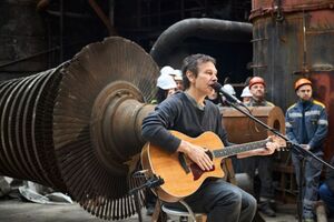 Вакарчук: Побывал на одном из пораженных российской ракетой энергоблоков станции, где словом и песней поддержал наших энергетиков