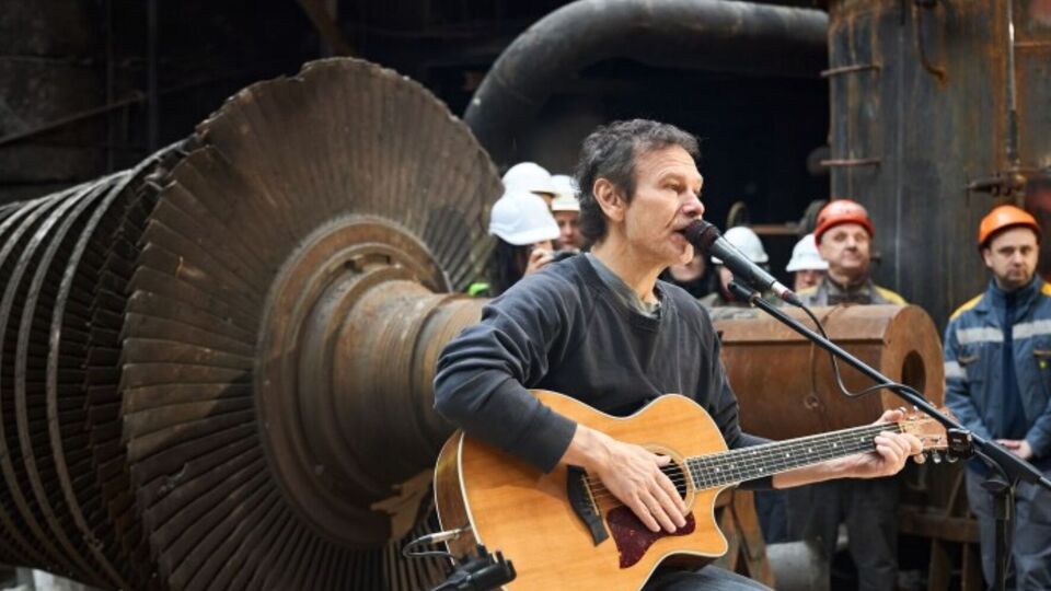 Вакарчук: Побував на одному з уражених російською ракетою енергоблоків станції, де словом і піснею підтримав наших енергетиків