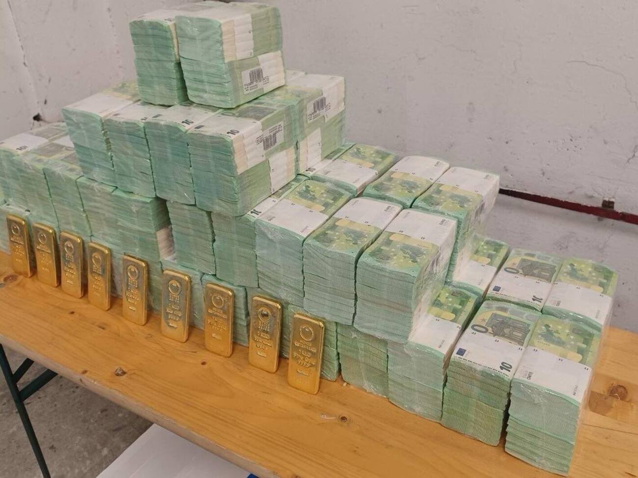 За інформацією угорських митників, в інкасаторських автомобілях перевозили лише "свіжодруковані банкноти"