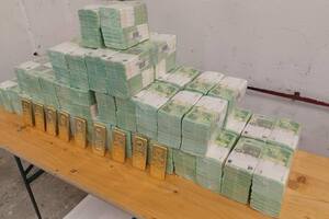 По информации венгерских таможенников, в инкассаторских автомобилях перевозили только "свежеотпечатанные банкноты"