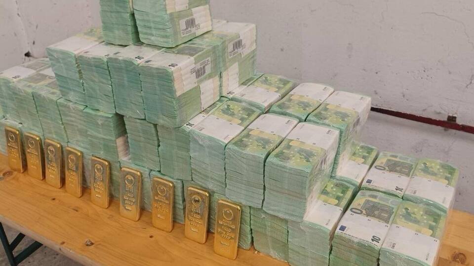 За інформацією угорських митників, в інкасаторських автомобілях перевозили лише "свіжодруковані банкноти"