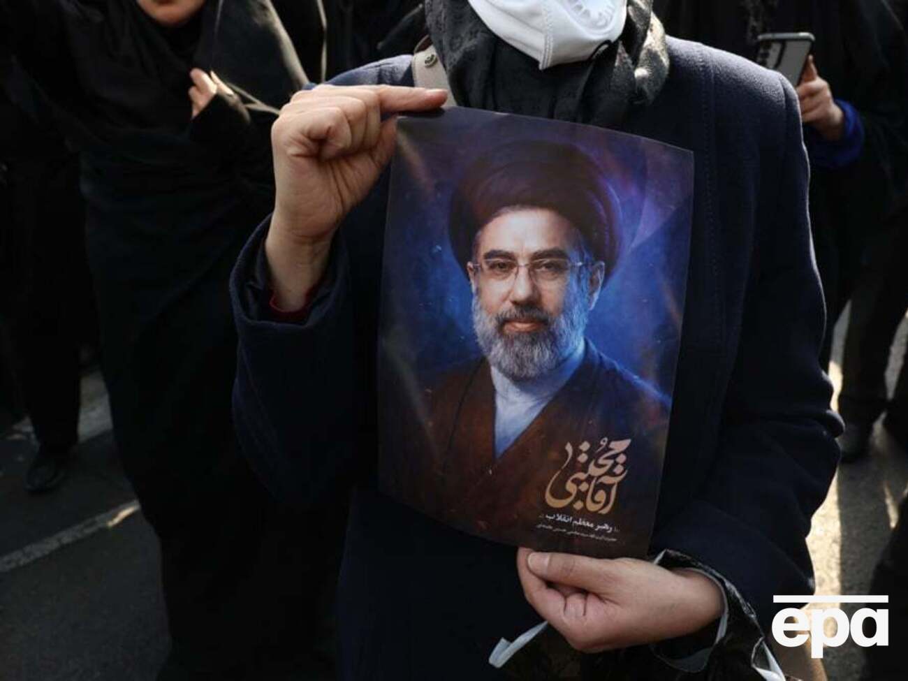 Хаменеи во время переговоров отправлял курьера с записками, пишет СМИ