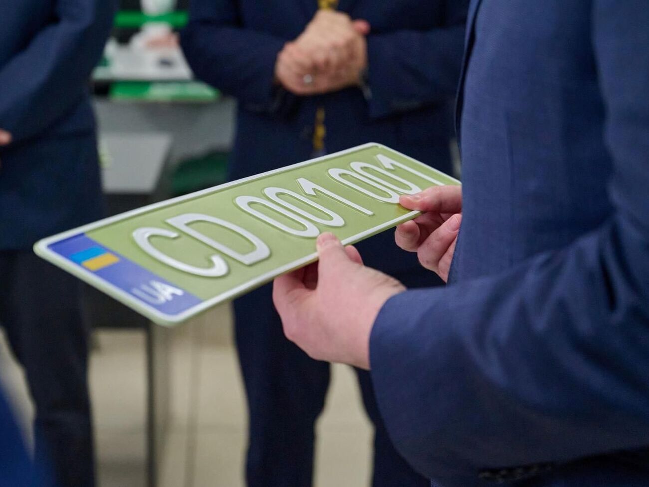 Перші три цифри – код дипломатичної установи, наступні – індивідуальний номер автомобіля