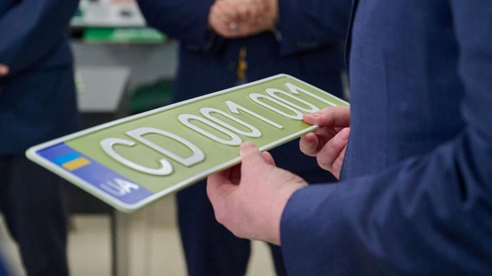 Перші три цифри – код дипломатичної установи, наступні – індивідуальний номер автомобіля