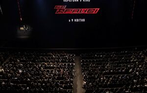 "На драйві" – це історія про молодь у прифронтовому Харкові, яка не відкладає життя на потім