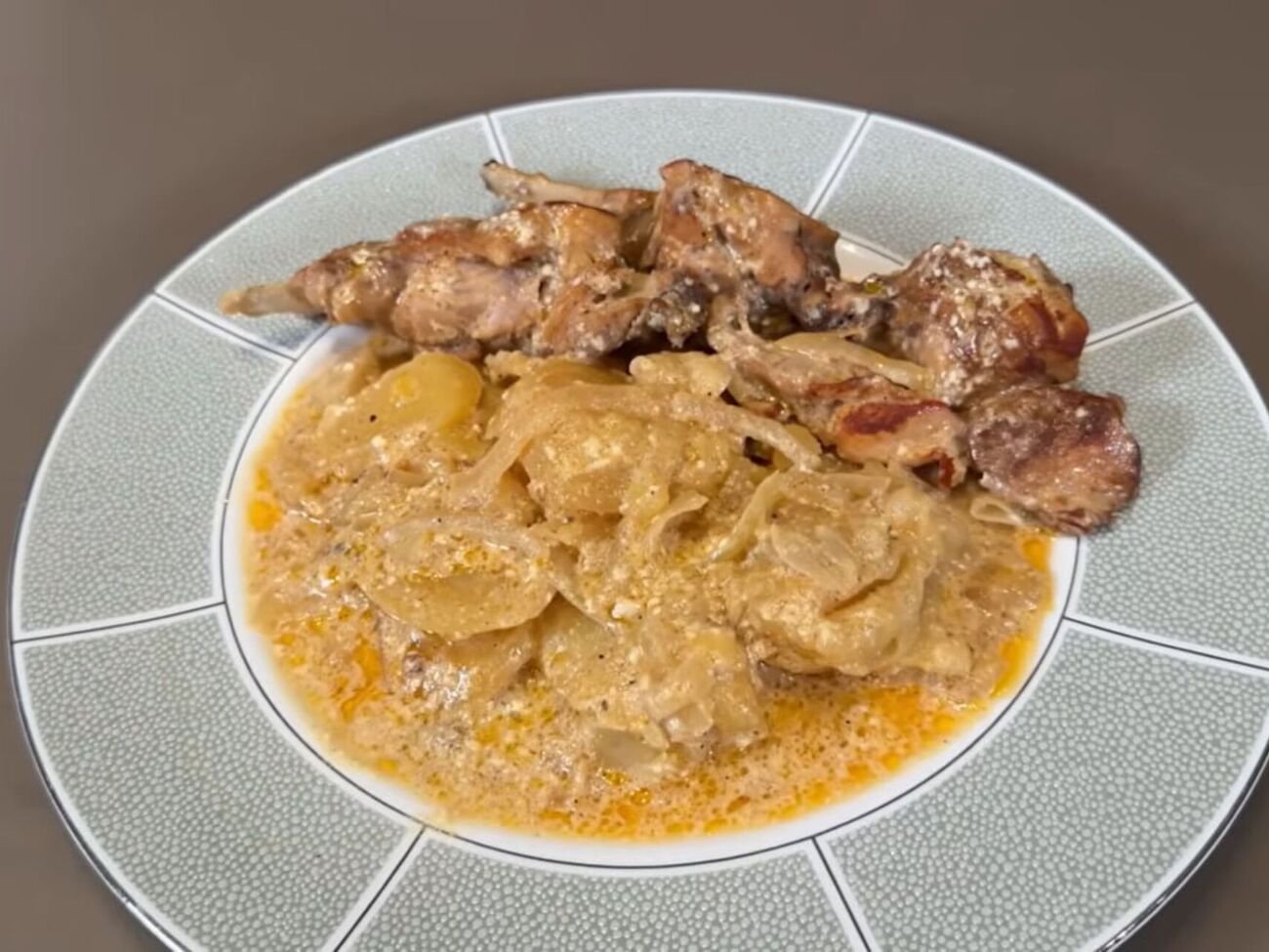 Кролика подають відразу з гарніром