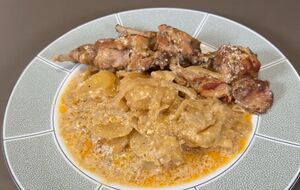 Кролик подается сразу с гарниром