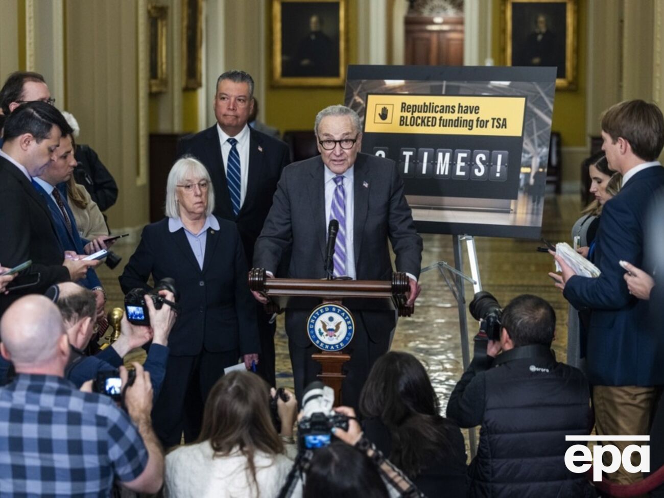 Лідер демократів у Сенаті Чак Шумер наголосив на тому, що Конгрес має відновити свої повноваження, особливо в "цей небезпечний момент"