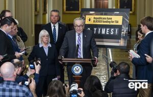 Лидер демократов в Сенате Чак Шумер отметил, что Конгресс должен восстановить свои полномочия, особенно в "этот опасный момент"