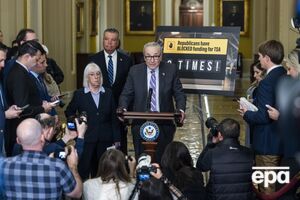 Лідер демократів у Сенаті Чак Шумер наголосив на тому, що Конгрес має відновити свої повноваження, особливо в "цей небезпечний момент"