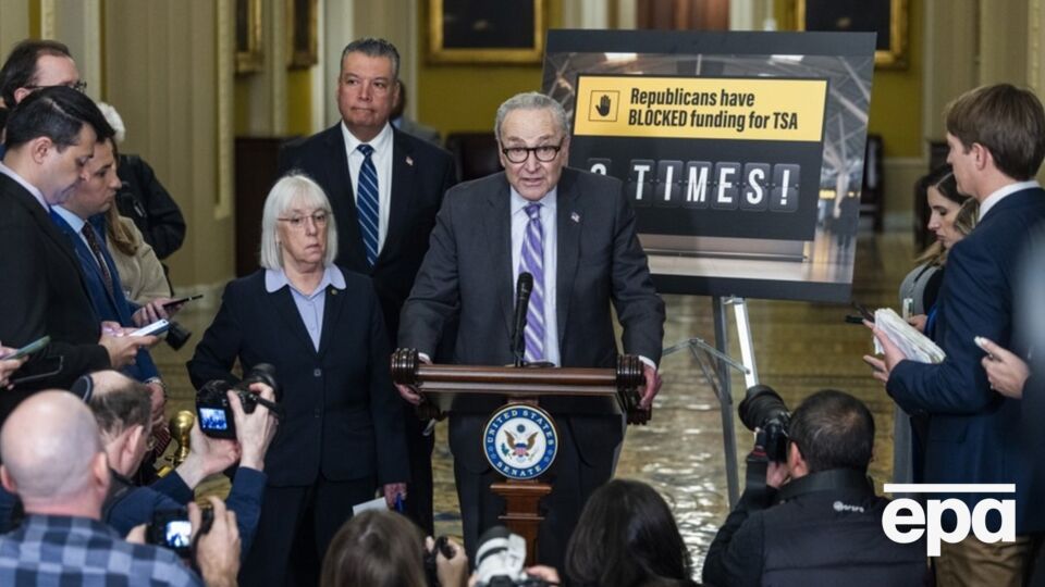 Лідер демократів у Сенаті Чак Шумер наголосив на тому, що Конгрес має відновити свої повноваження, особливо в "цей небезпечний момент"