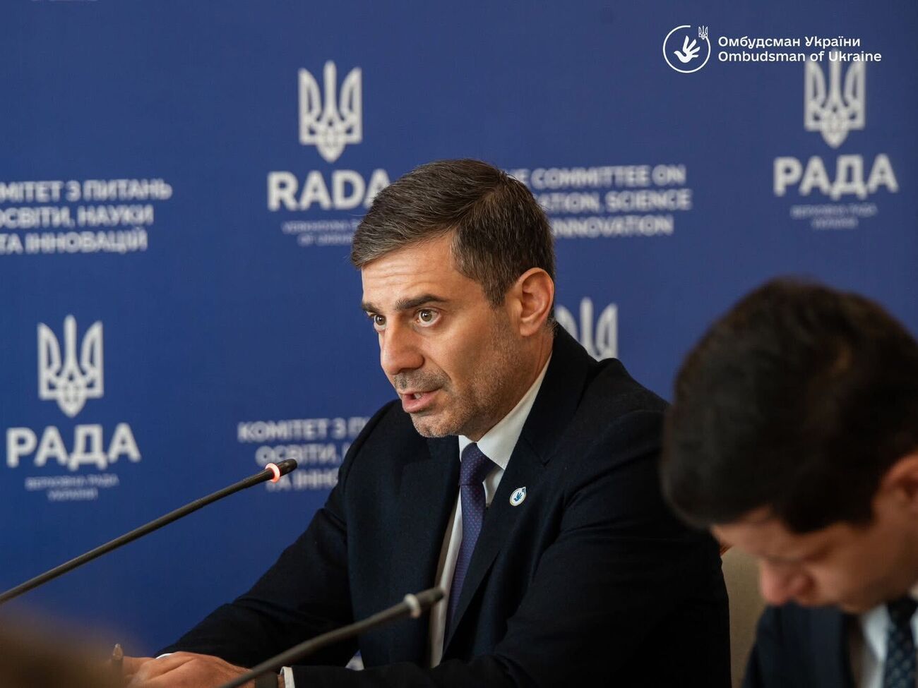 "Впервые видел такую дерзость". Омбудсмен раскритиковал правительство за затягивание оказания помощи жертвам насилия